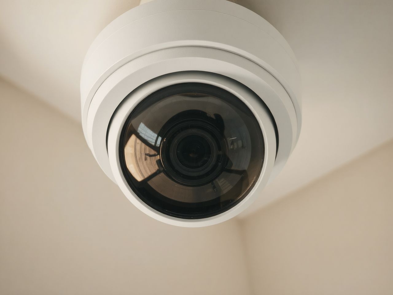 A dome kamerák korlátozott látószöge gyenge sarkok megfigyelésében.