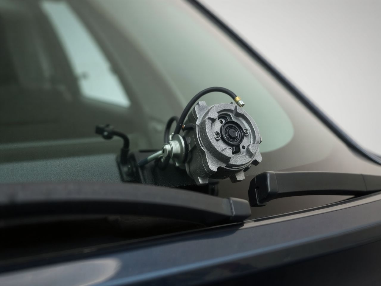 A hátsó ablaktörlő motorja kompakt, rejtett kivitelű és strapabíró.