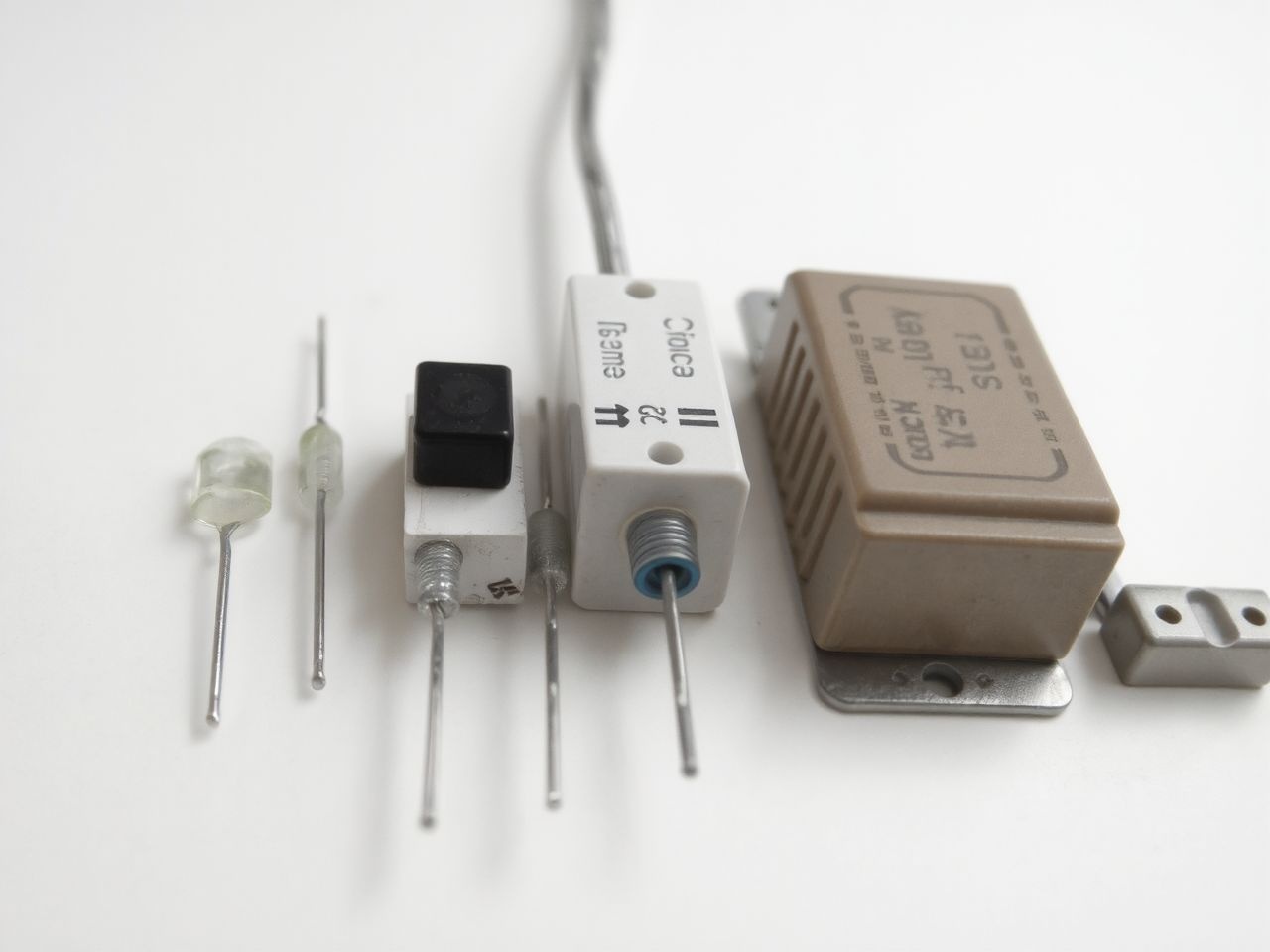 A varistor gyorsan reagál, hatékony védelem túlfeszültség ellen.