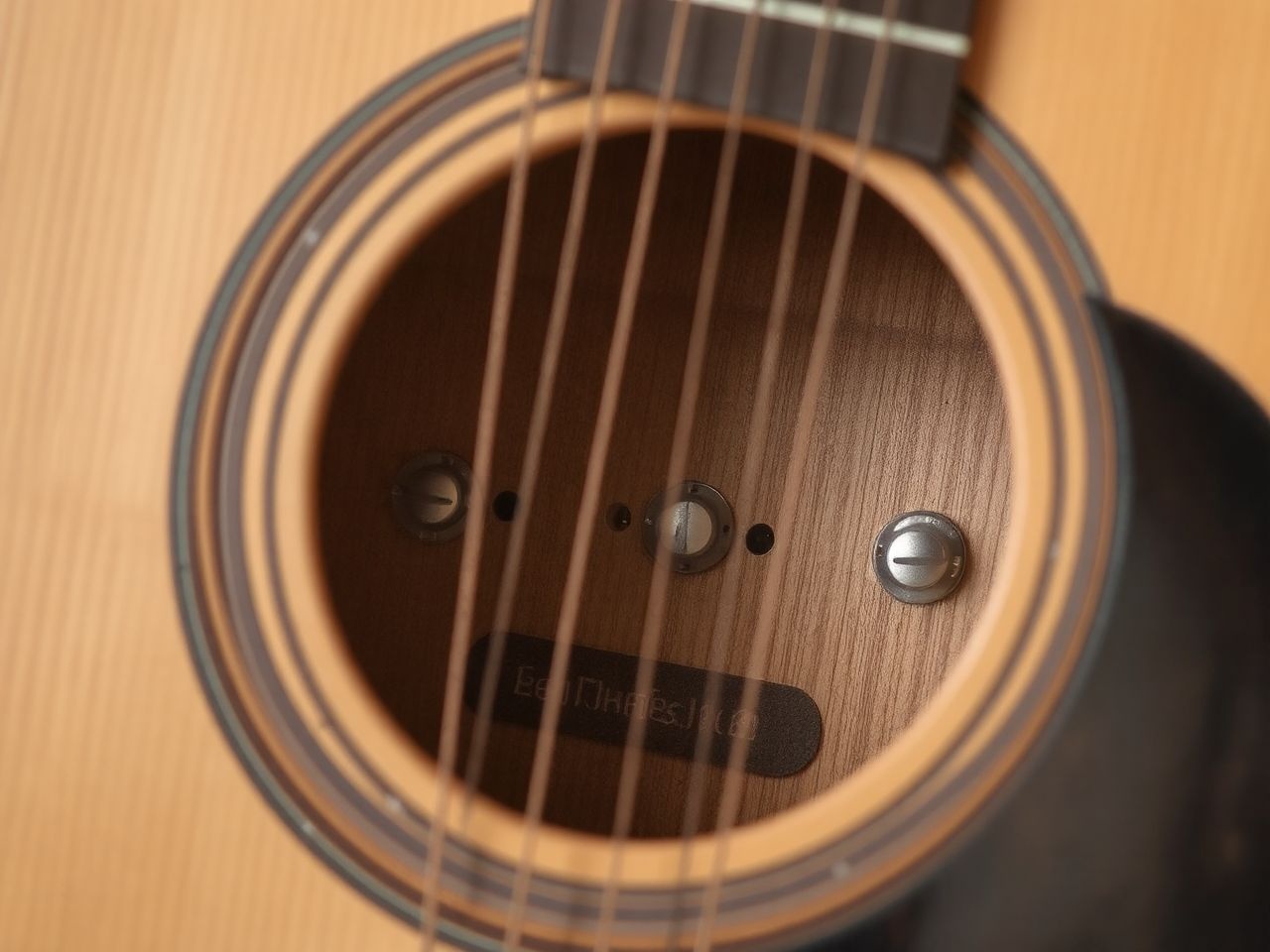 A hangszedők mágneses mezővel alakítják a gitár hangját.