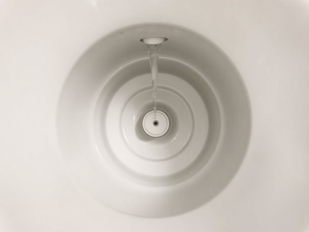 A töltőszelep vízszintérzékelővel szabályozza a töltést.