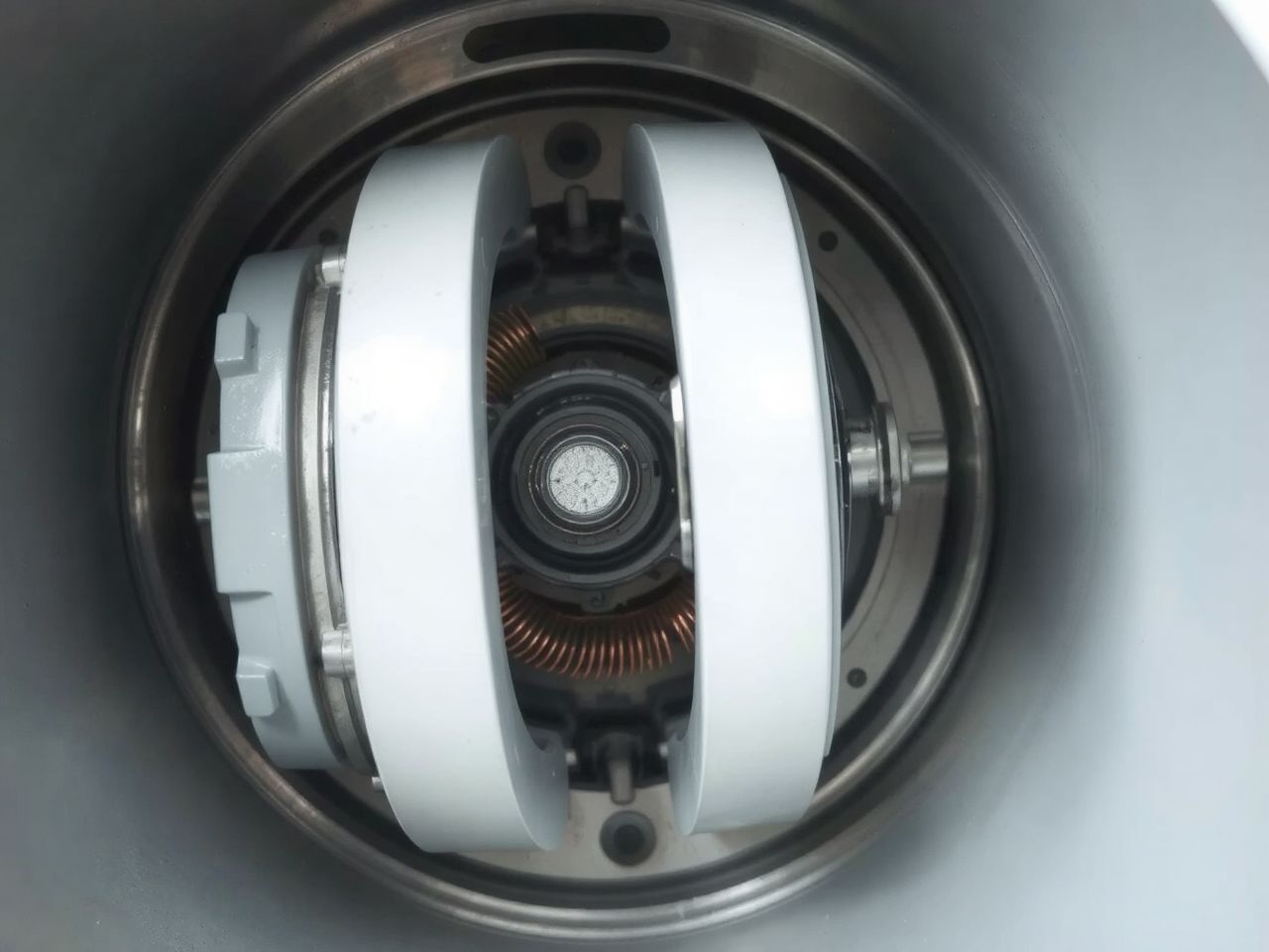 Az inverteres motor szabályozza a forgás sebességét energiahatékonyan.