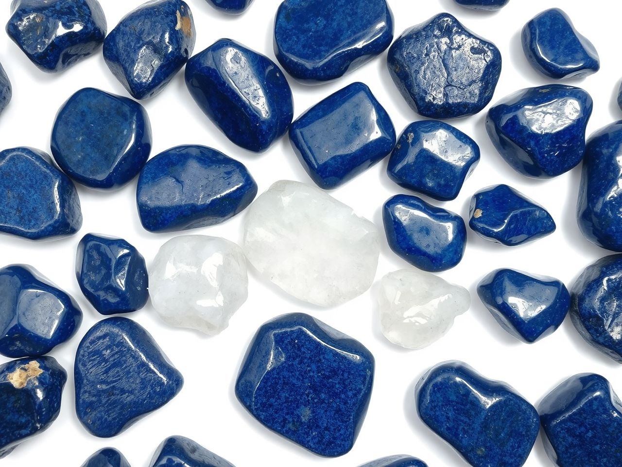 A lápisz lazuli a holdkővel nyugtató, intuitív energiát erősít.