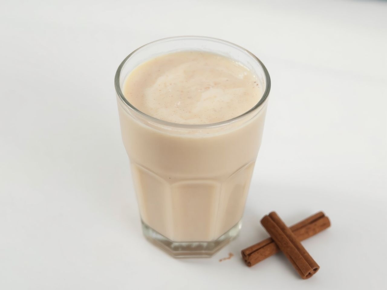 Egy pohár fahéjas tej gazdag antioxidánsokban és kalciumban.