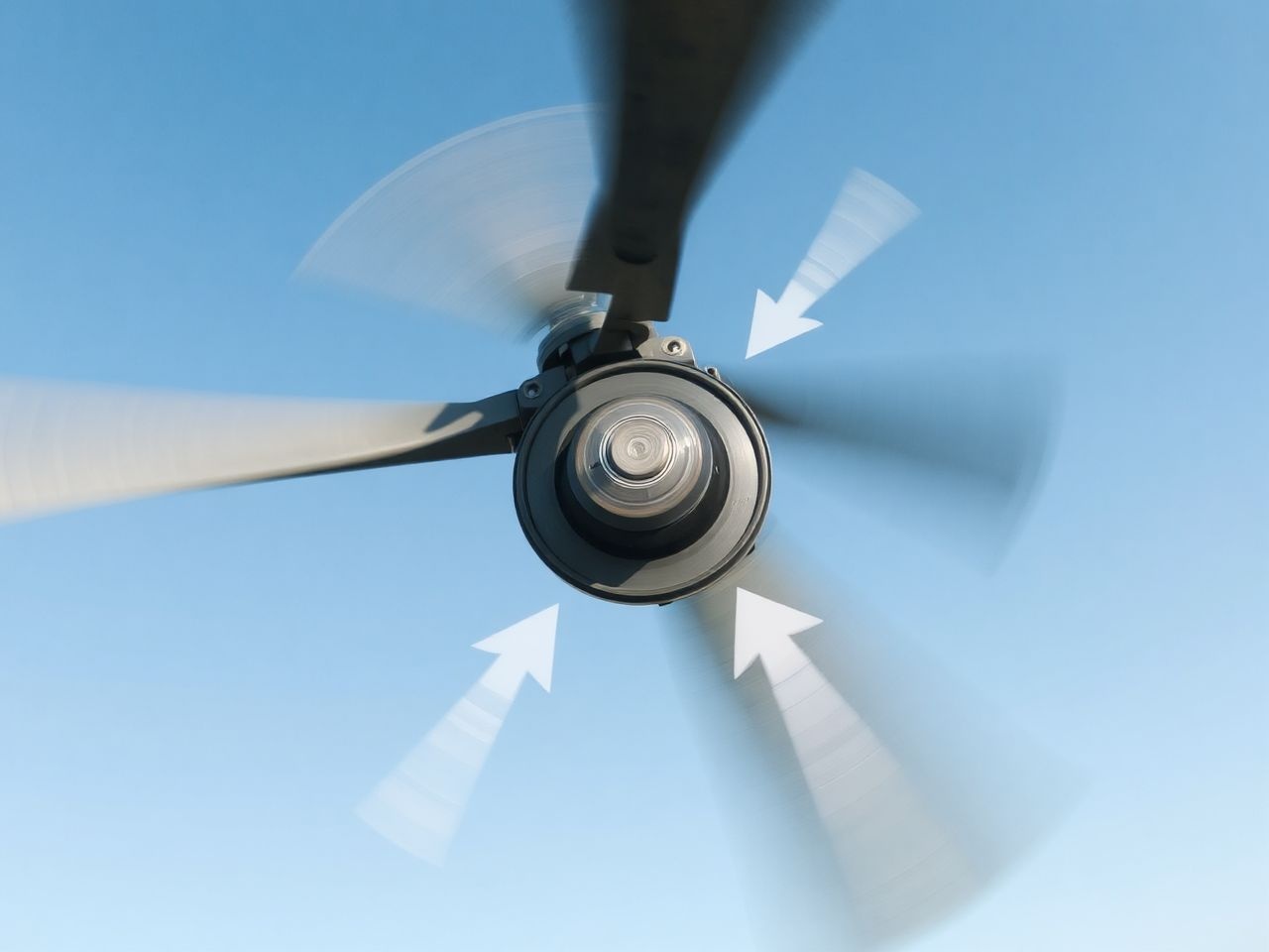 A giroszkopikus precesszió a rotor irányváltoztatását segíti.