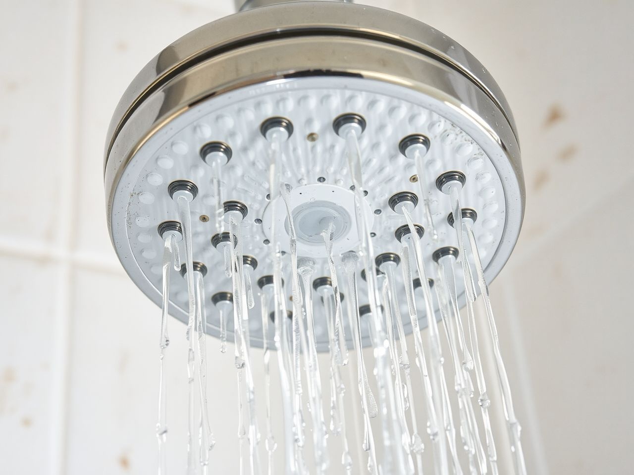 A spa zuhanyfej hatékonyan csökkenti a kemény víz okozta lerakódásokat.