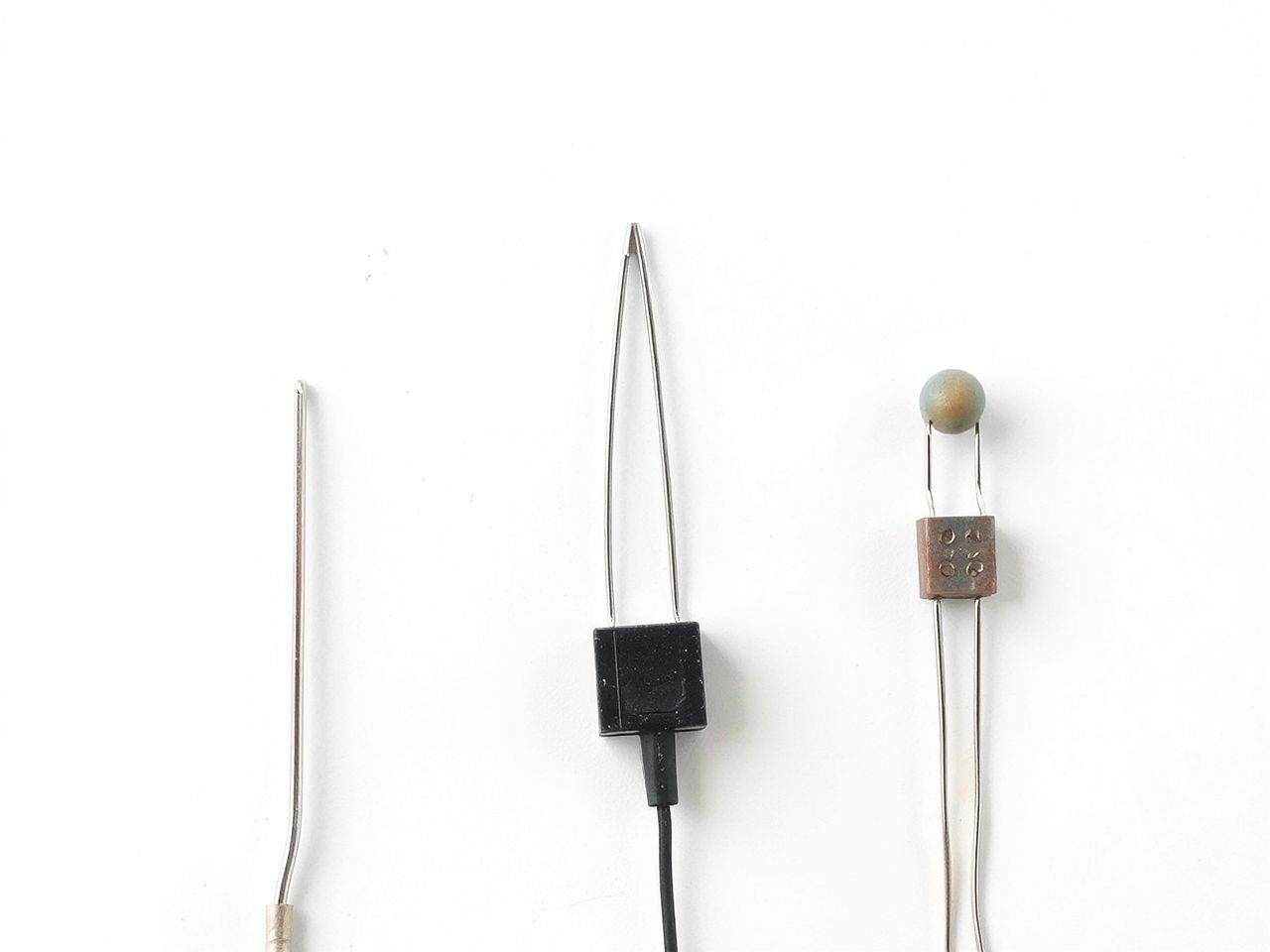 A PT100 stabilabb és pontosabb, mint a termoelem és termisztor.