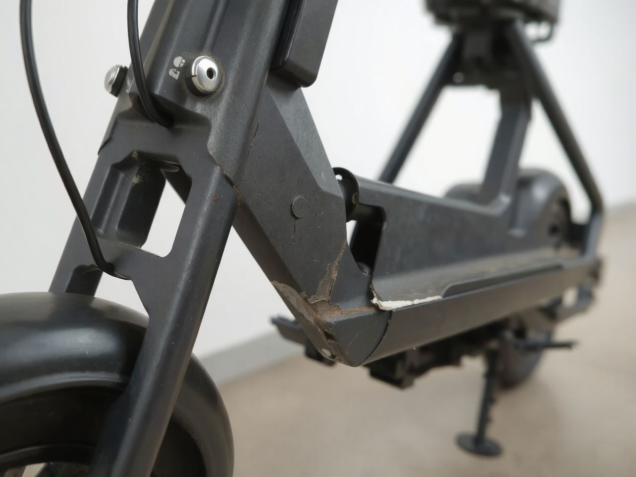 A váz repedései balesethez vezethetnek, rendszeres ellenőrzés szükséges.