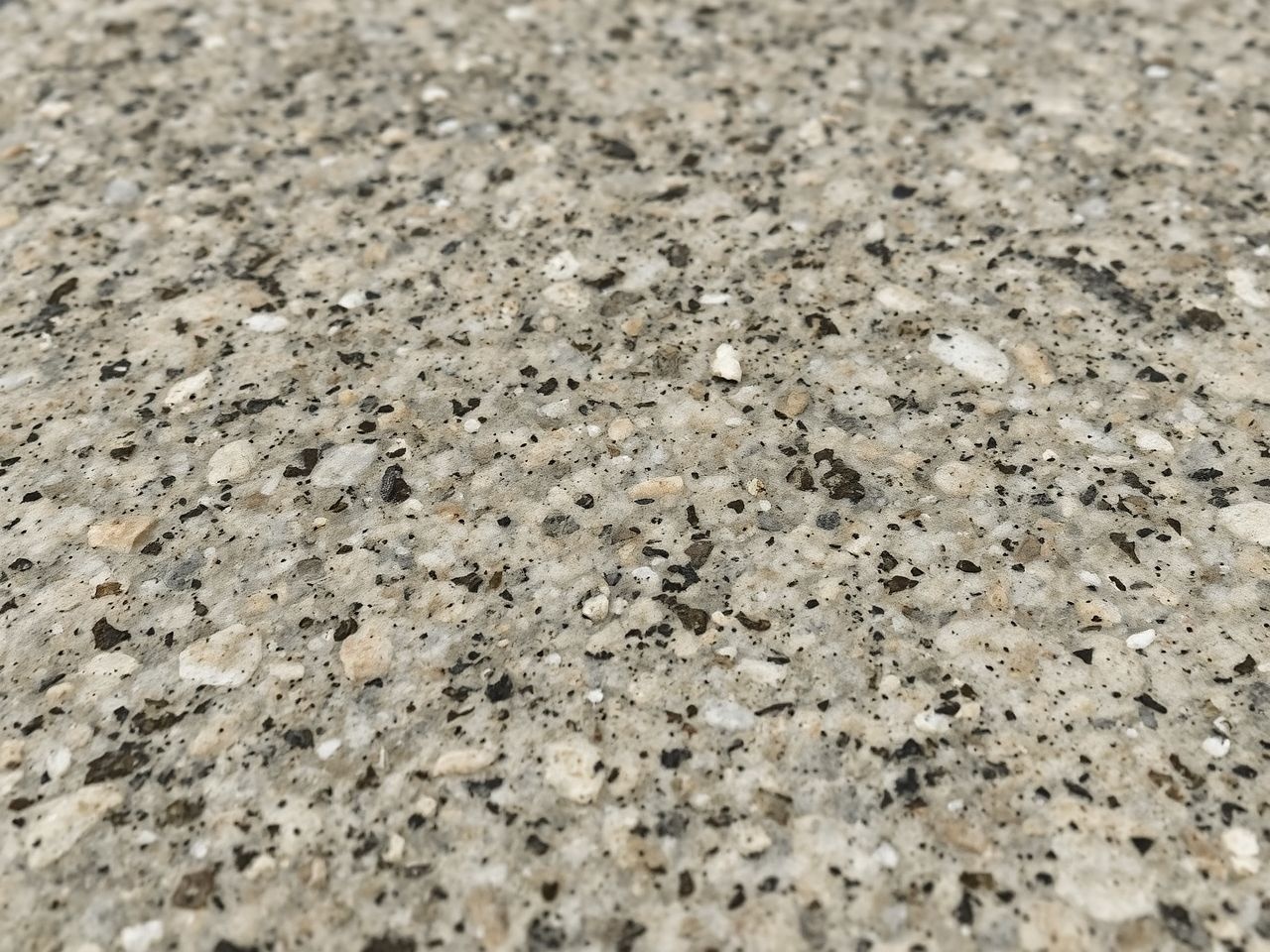 A gránit apró kristályai fokozzák a kő tartósságát.