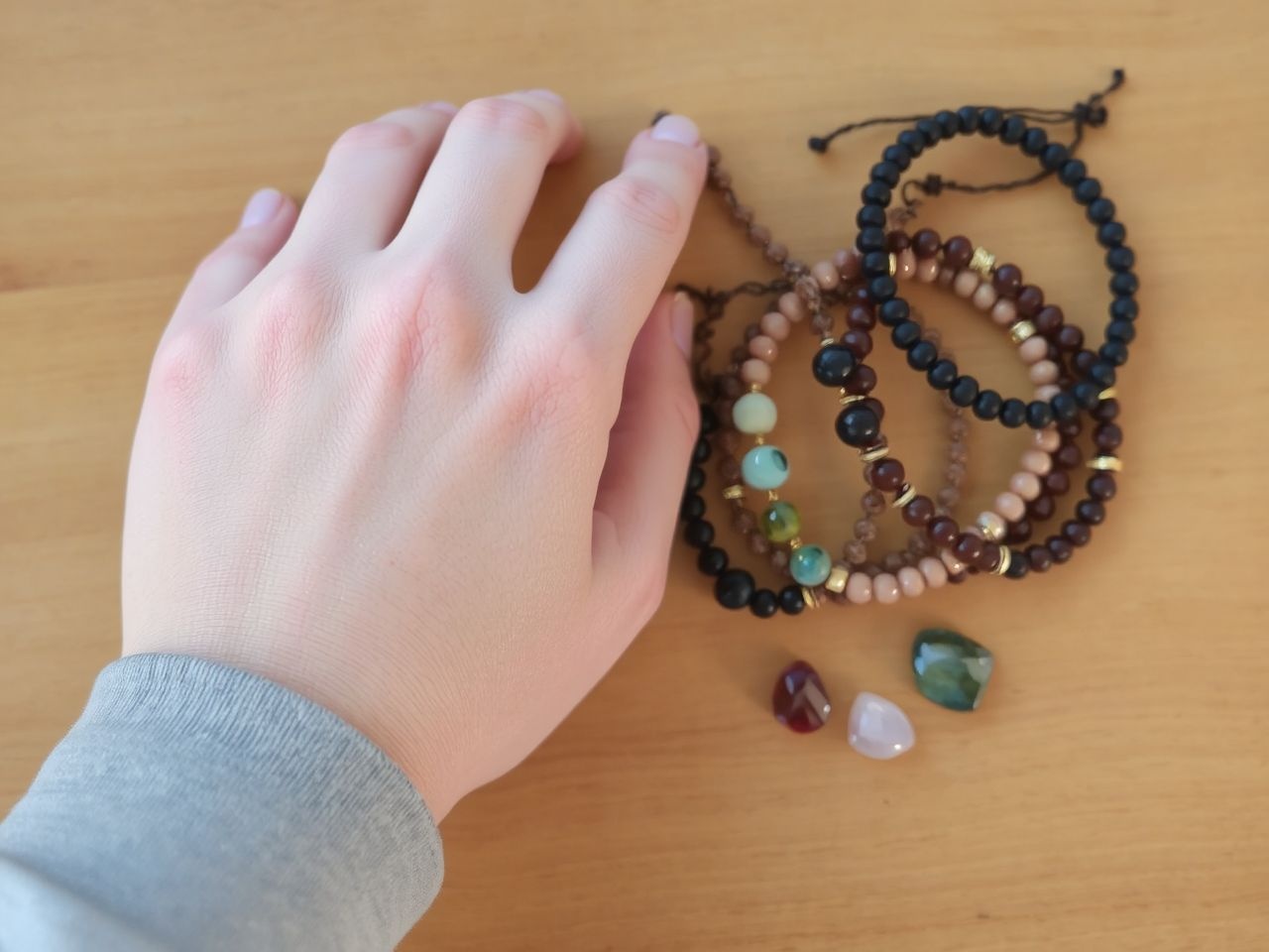 A láva karkötő harmonizálja az ametiszt és obszidián energiáit.