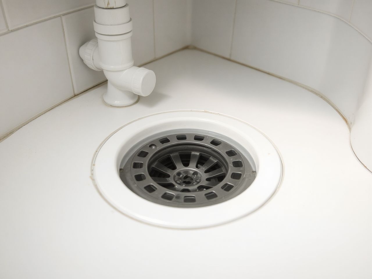 A nedves bűzelzáró vízréteggel akadályozza meg a szagokat.