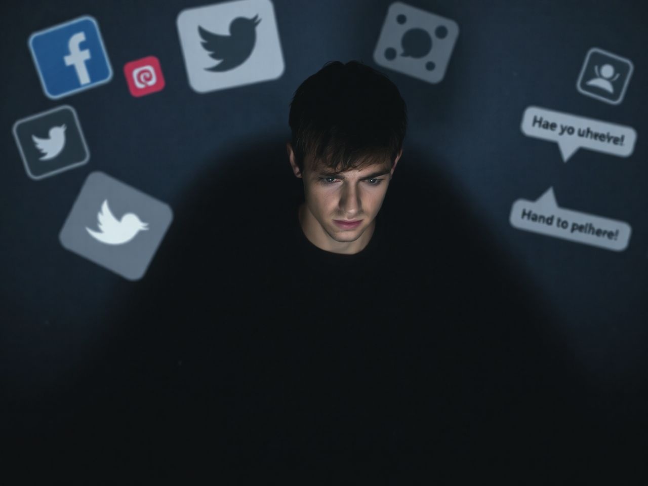 Az online zaklatás súlyos pszichológiai sebeket okozhat áldozatainak.